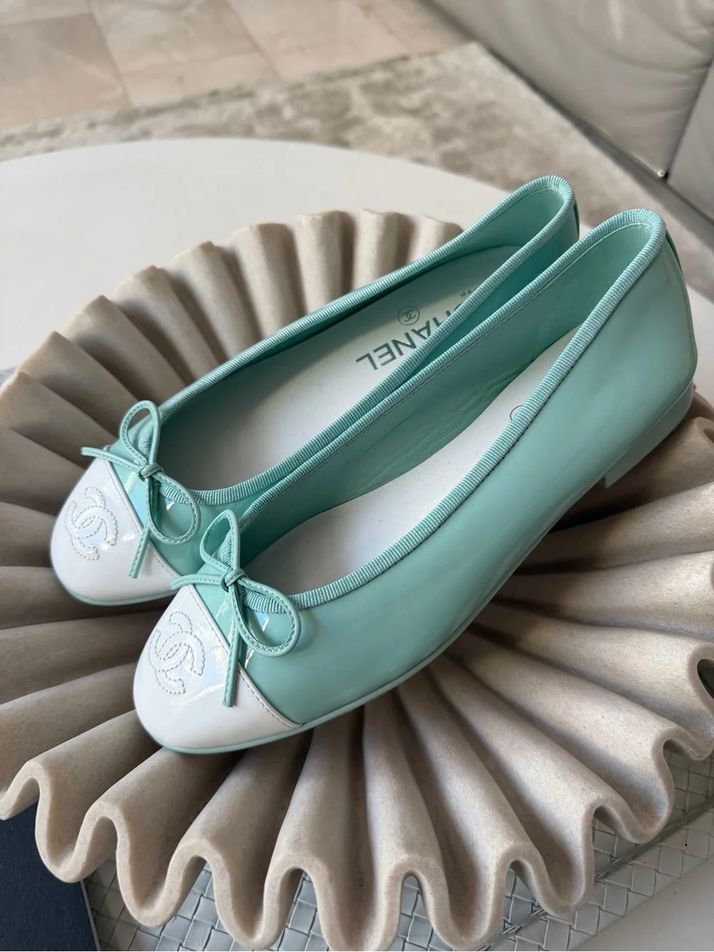 CHANEL MINTY TURQUOISE GREEN PATENT LEATHER WHITE CC CAP TOE BALLET FLATS 37 C